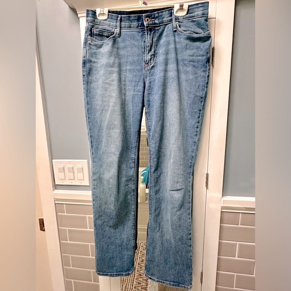 Levi’s Women’s Perfect Waist 525 Straight Leg Light Wash Jeans, 31 Waist Sz 12